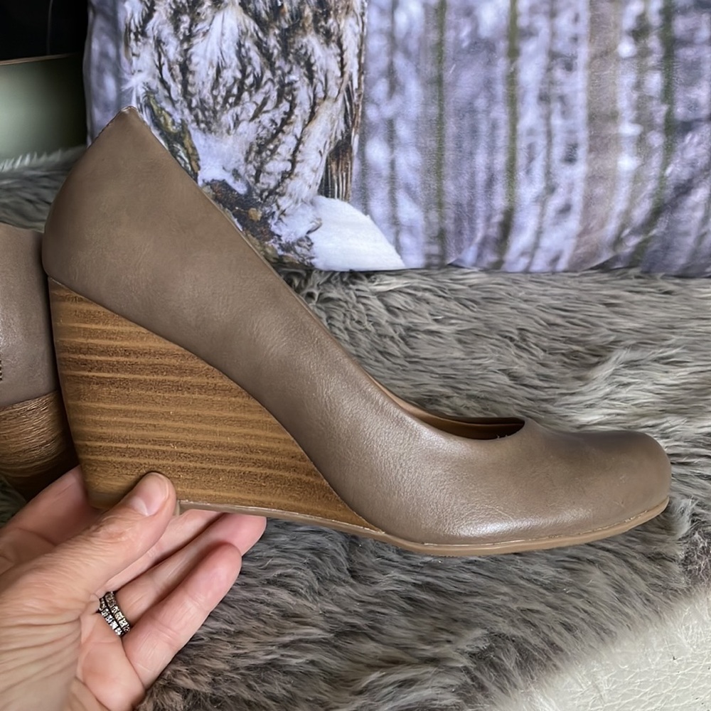 Wedge tan shoes